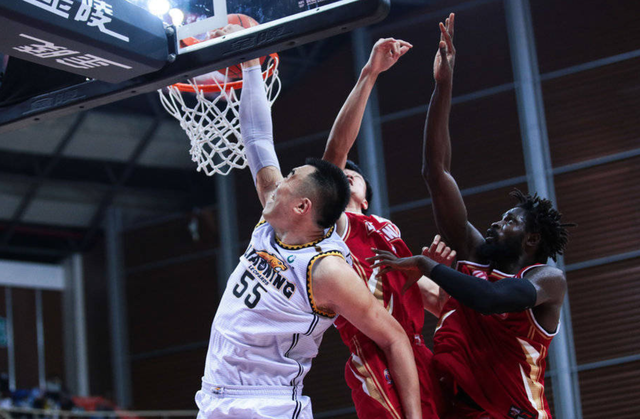 里程碑夜山东男篮篮板制胜，足总杯清晨刷纪录，媒体盛赞，训练强度明显提升的简单介绍