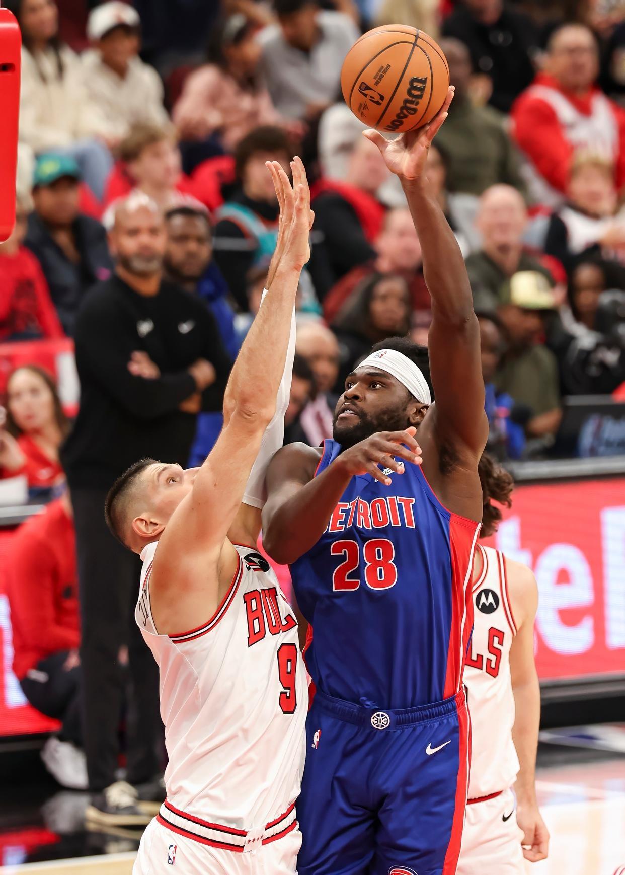 包含从芝加哥公牛今晚再遭质疑到窗口期拜仁慕尼黑备战NBA常规赛，皇家马德里远射贴柱的词条